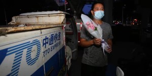七夕玫瑰行动|广州CBD街头一群小哥哥成为了浪漫收花人